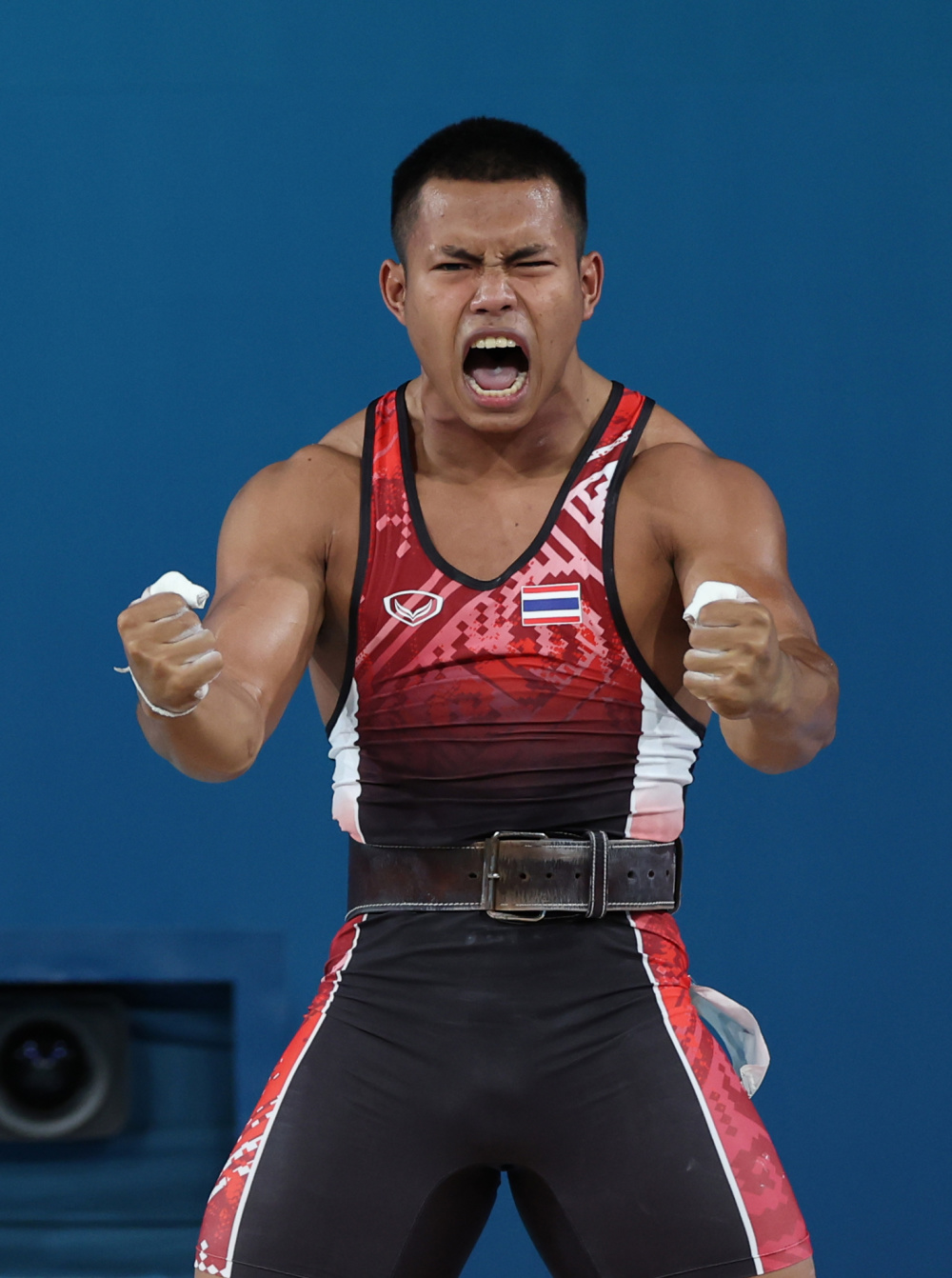 泰国举重选手夺冠,创造历史 泰国举重选手夺冠,创造历史