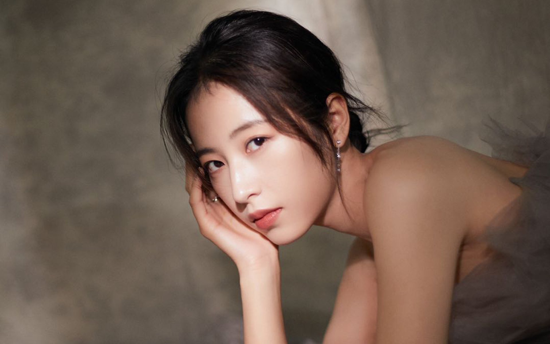 篮球之夜的双重震撼，北京队掀翻广厦队，德罗赞欧冠决赛接管比赛